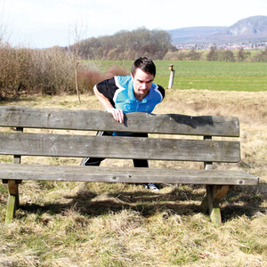 einarmige Liegestütz an der Bank ende