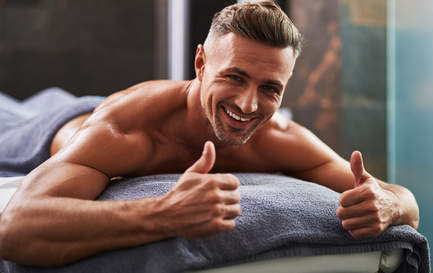 Massagetherapeut*in